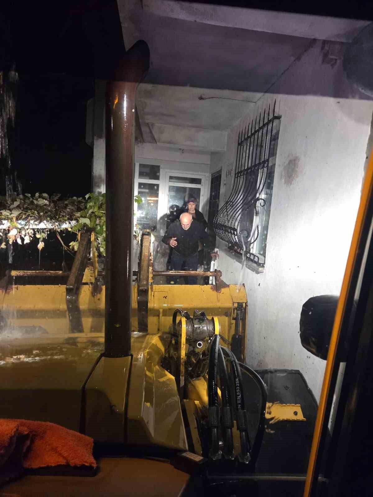 SAKARYA’NIN KAYNARCA İLÇESİNDE GECE SAATLERİNDE ETKİLİ OLAN SAĞANAK YAĞIŞ SELE SEBEP OLDU....