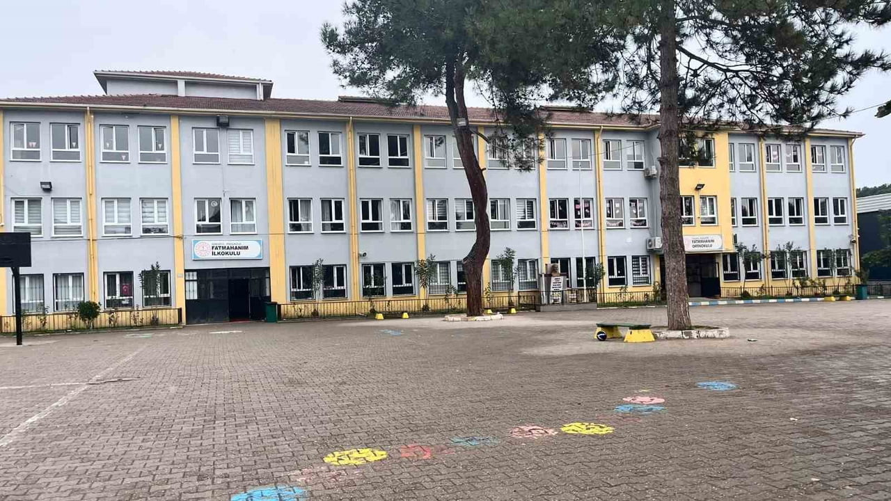 SAKARYA’NIN PAMUKOVA İLÇESİNDE OKUL BAHÇESİNDE ÖĞRENCİLER ARASINDAKİ KAVGAYI AYIRAN HİZMETLİ...