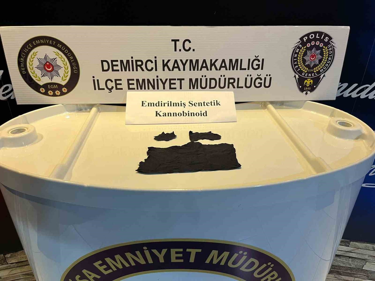 SALİHLİ-DEMİRCİ KARA YOLUNDA DURDURULAN ARAÇTA 1000 İÇİMLİK EMDİRİLMİŞ SENTETİK KANNABİNOİD ELE...