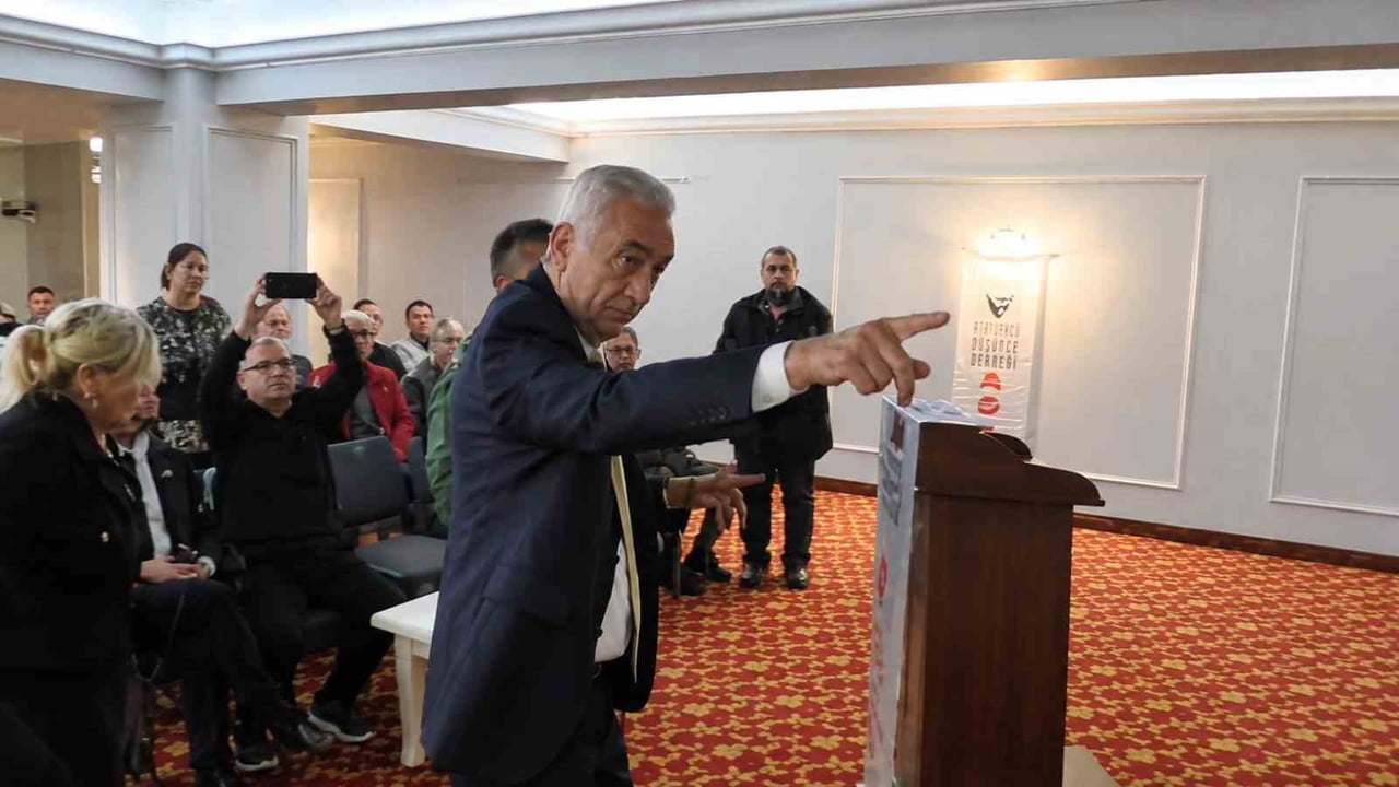 SALONDA BULUNAN KATILIMCILARIN DA TAKİP ETTİĞİ TARTIŞMANIN ARDINDAN REMZİ POYRAZ SALONU TERK...