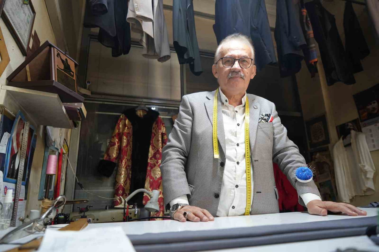 SAMSUN'DA 60 YILDIR TERZİLİK YAPAN VE GEÇTİĞİMİZ GÜNLERDE YILIN AHİSİ SEÇİLEN 72 YAŞINDAKİ HAŞİM...