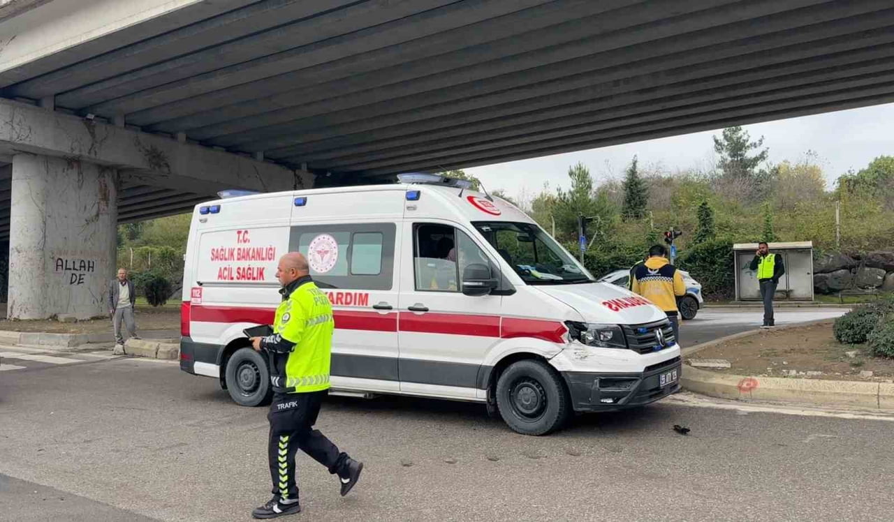 SAMSUN'DA HASTA BULUNMAYAN AMBULANS İLE İÇERİSİNDE YOLCULARIN BULUNDUĞU MİNİBÜSÜN ÇARPIŞTIĞI...