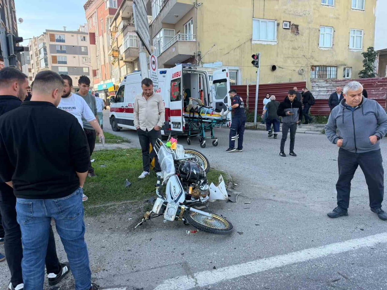 SAMSUN'UN ÇARŞAMBA İLÇESİNDE KIRMIZI IŞIK İHLALİ YAPTIĞI İDDİA EDİLEN MOTOSİKLET İLE OTOMOBİLİN...