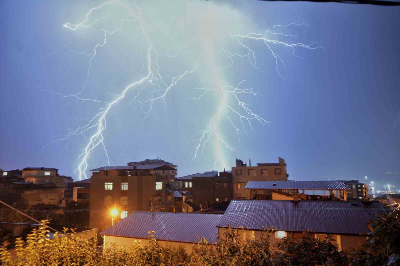 SAMSUN’DA AKŞAM SAATLERİNDE PEŞ PEŞE ÇAKAN ŞİMŞEKLER GECEYİ AYDINLATTI.