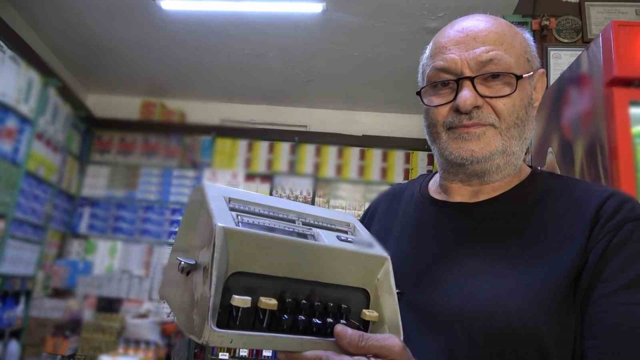 SAMSUN’DA BABADAN KALMA BAKKALI İŞLETMEYE DEVAM EDEN ESNAF YAKUP KUNT (68), HESAP YAPARKEN VE ÜRÜN...