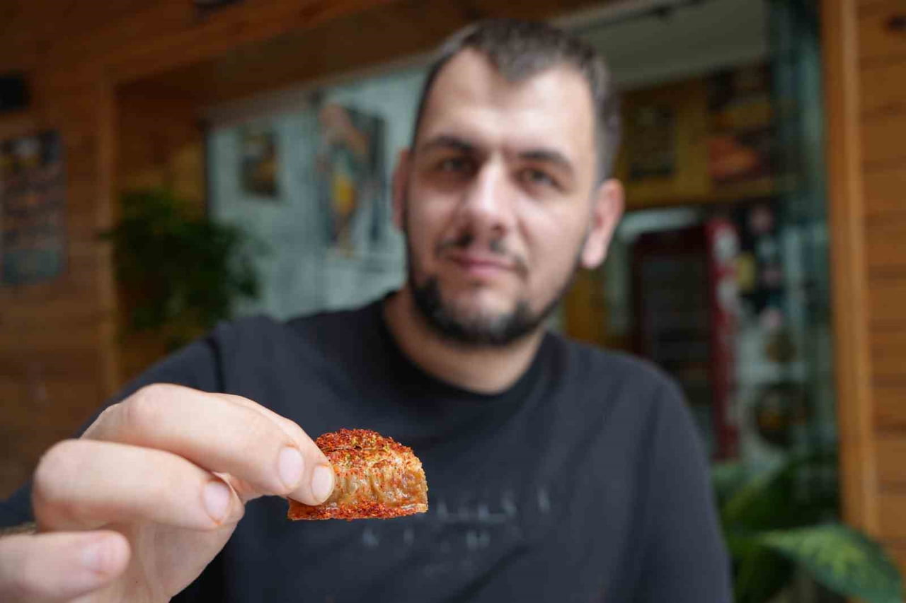 SAMSUN’DA CANER ÖZSERCAN İSİMLİ VATANDAŞ, YEDİĞİ VE İÇTİĞİ HER ŞEYE ACI PUL BİBER KATIYOR. TATLIYI...
