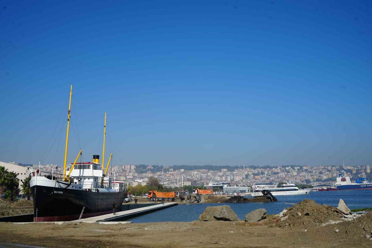 SAMSUN’DA DOĞUPARK’TAN KURTULUŞ YOLU YANINDAKİ YENİ YERİNE KARADAN YÜRÜTÜLEREK TAŞINAN BANDIRMA...