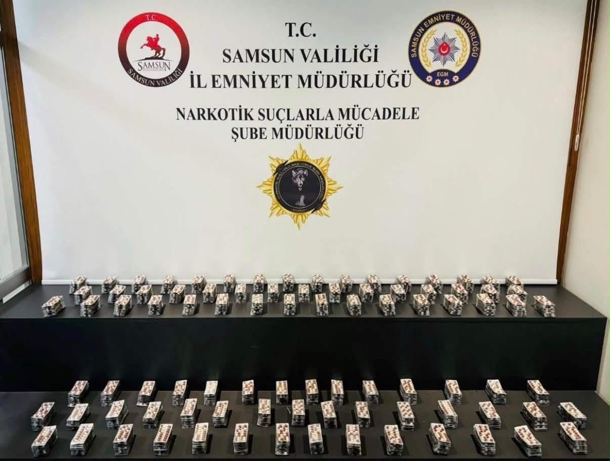 SAMSUN’DA NARKOTİK POLİSİ TARAFINDAN DÜZENLENEN OPERASYONDA 5 BİN 656 ADET SENTETİK ECZA HAPI ELE...