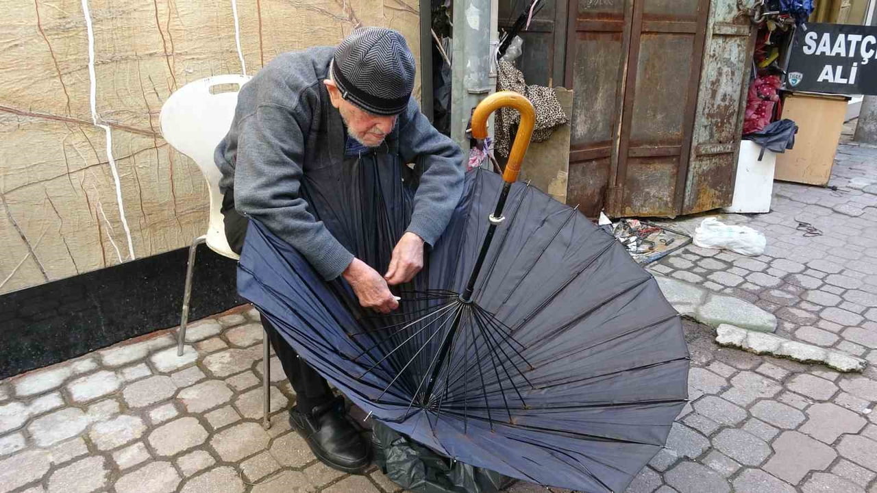SAMSUN’DA ŞEHRİN TEK ŞEMSİYE TAMİRCİSİ OLAN 97 YAŞINDAKİ DURSUN YILDIZ, İLERLEYEN YAŞI VE TİTREYEN...