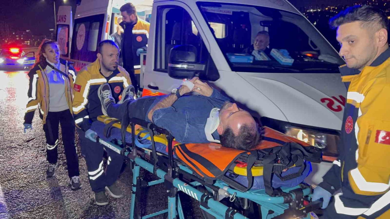 SAMSUN’DA YOLDAN ÇIKAN OTOMOBİLİN SAVRULARAK ORTA REFÜJE ÇIKMASI SONUCU MEYDANA GELEN KAZADA 2...