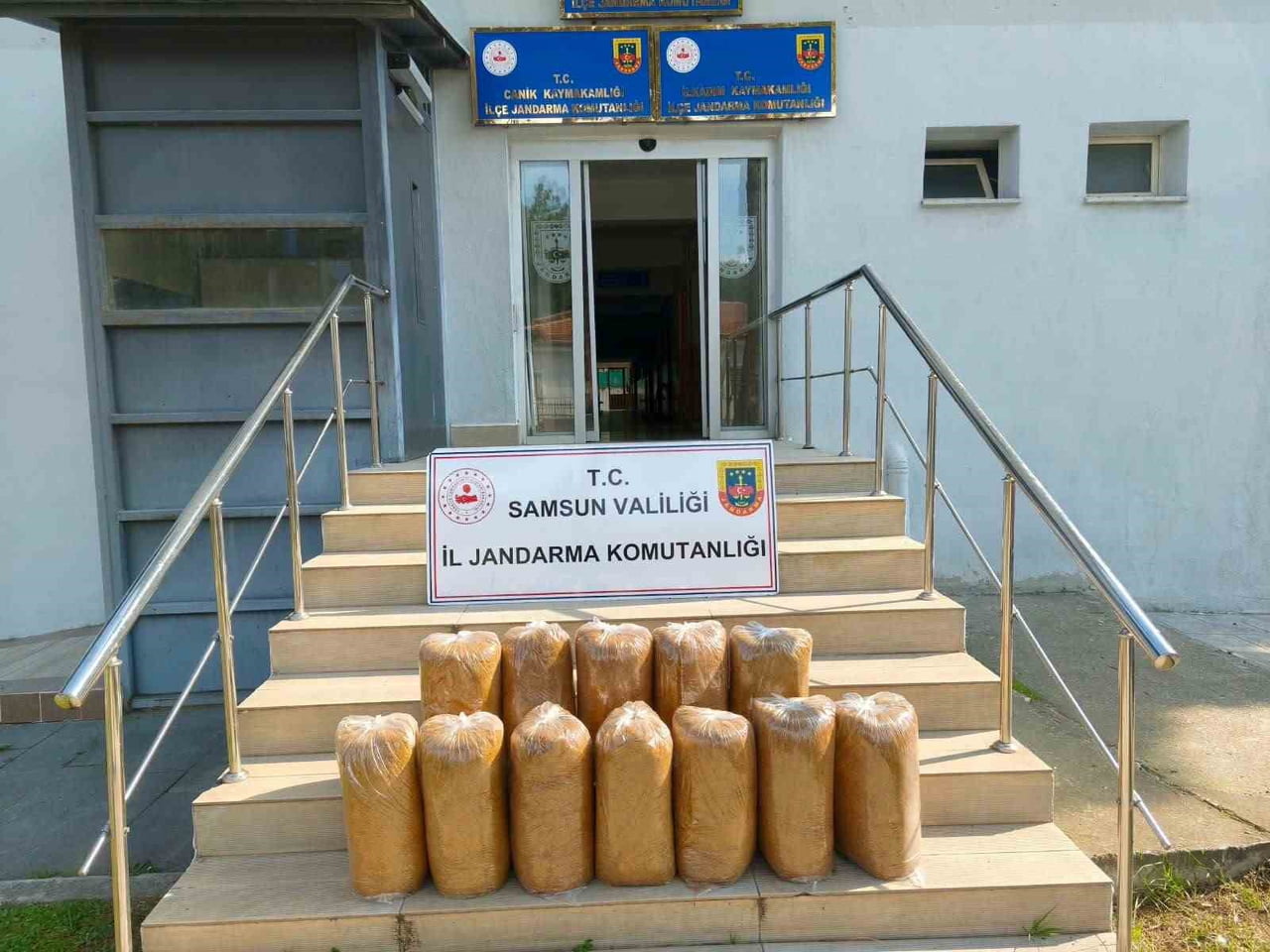 SAMSUN’UN ATAKUM İLÇESİNDE BİR ARAÇTA YAPILAN ARAMADA 60 KİLO KIYILMIŞ KAÇAK TÜTÜN ELE...