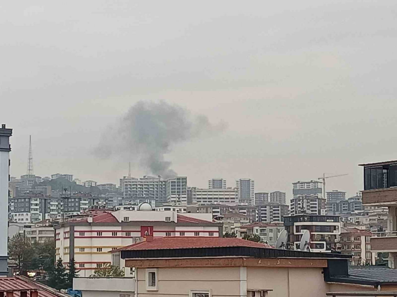 SAMSUN’UN ATAKUM İLÇESİNDE BİR EVİN BAHÇESİNDE YAKILAN ANIZDAN YÜKSELEN DUMANLAR, ÇEVREDE KISA...