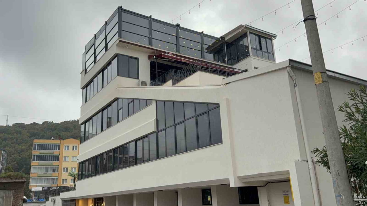 SAMSUN’UN ATAKUM İLÇESİNDE BİR RESTORANIN 4. KATINDA YEMEK SERVİS ASANSÖRÜYLE UĞRAŞTIĞI SIRADA...