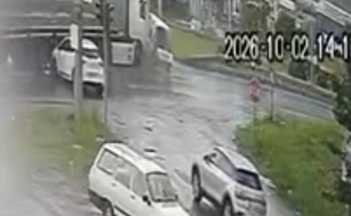 SAMSUN’UN ATAKUM İLÇESİNDE TIRIN KAVŞAKTA İKİ ARACA ÇARPTIĞI VE 5 KİŞİNİN YARALANDIĞI KAZANIN...