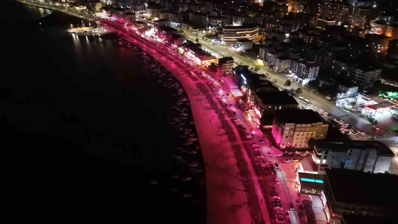 SAMSUN’UN ATAKUM SAHİLİNDEKİ 20 AYDINLATMA DİREĞİ, MEME KANSERİ FARKINDALIK AYI KAPSAMINDA PEMBE...