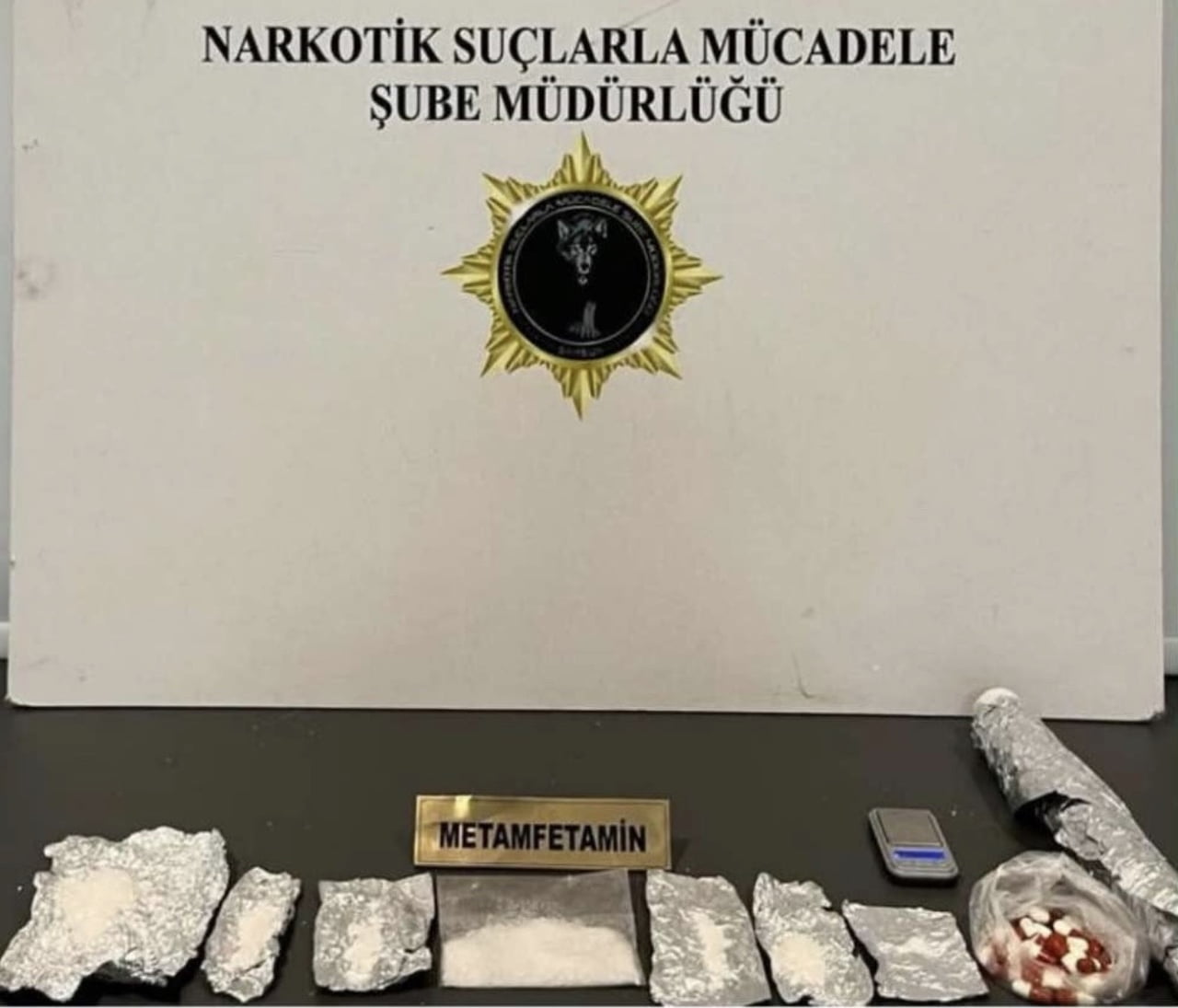 SAMSUN’UN ATAKUM VE İLKADIM İLÇELERİNDE DÜZENLENEN UYUŞTURUCU OPERASYONLARINDA 839 SENTETİK ECZA...