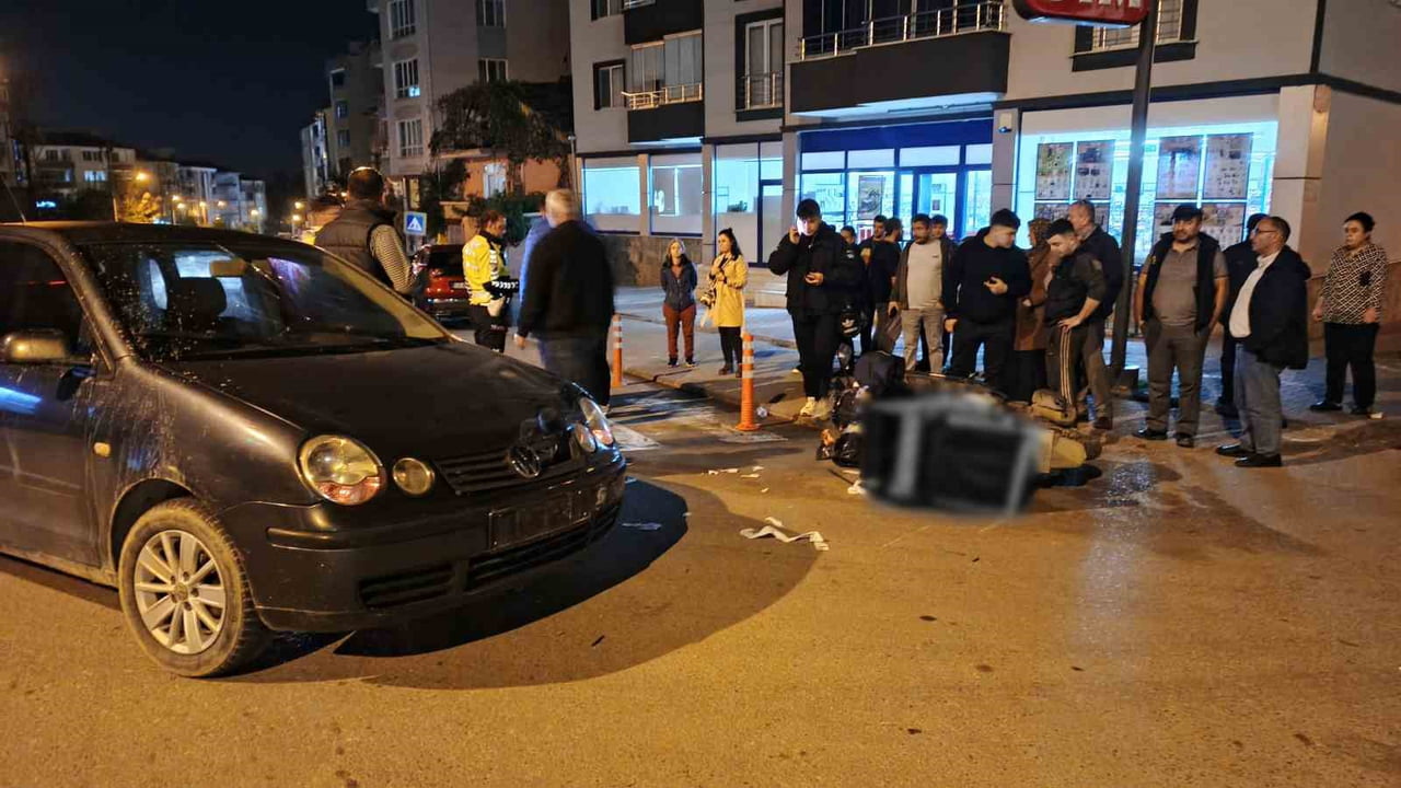 SAMSUN’UN BAFRA İLÇESİNDE OTOMOBİLİN ÇARPTIĞI MOTOSİKLET SÜRÜCÜSÜ KURYE YARALANDI.