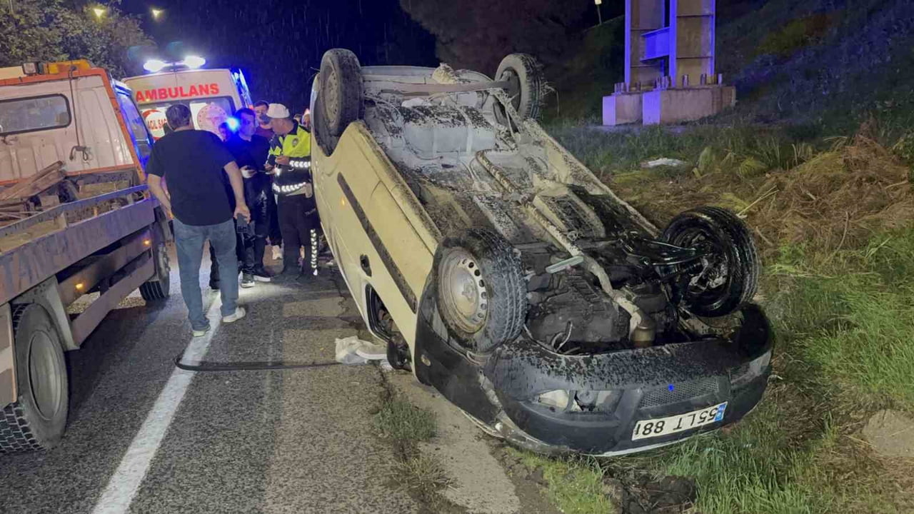 SAMSUN’UN CANİK İLÇESİNDE HAFİF TİCARİ ARACIN YAKLAŞIK 30 METREDEN ATATÜRK BULVARI’NA YUVARLANMASI...