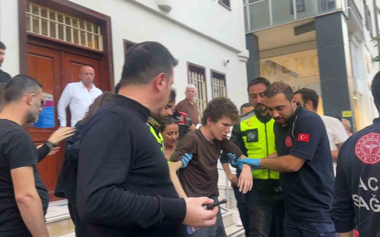 SAMSUN’UN İLKADIM İLÇESİNDE DARBEDİLEN 22 YAŞINDAKİ GENÇ HASTANEYE KALDIRILIRKEN, SALDIRGANIN OLAY...