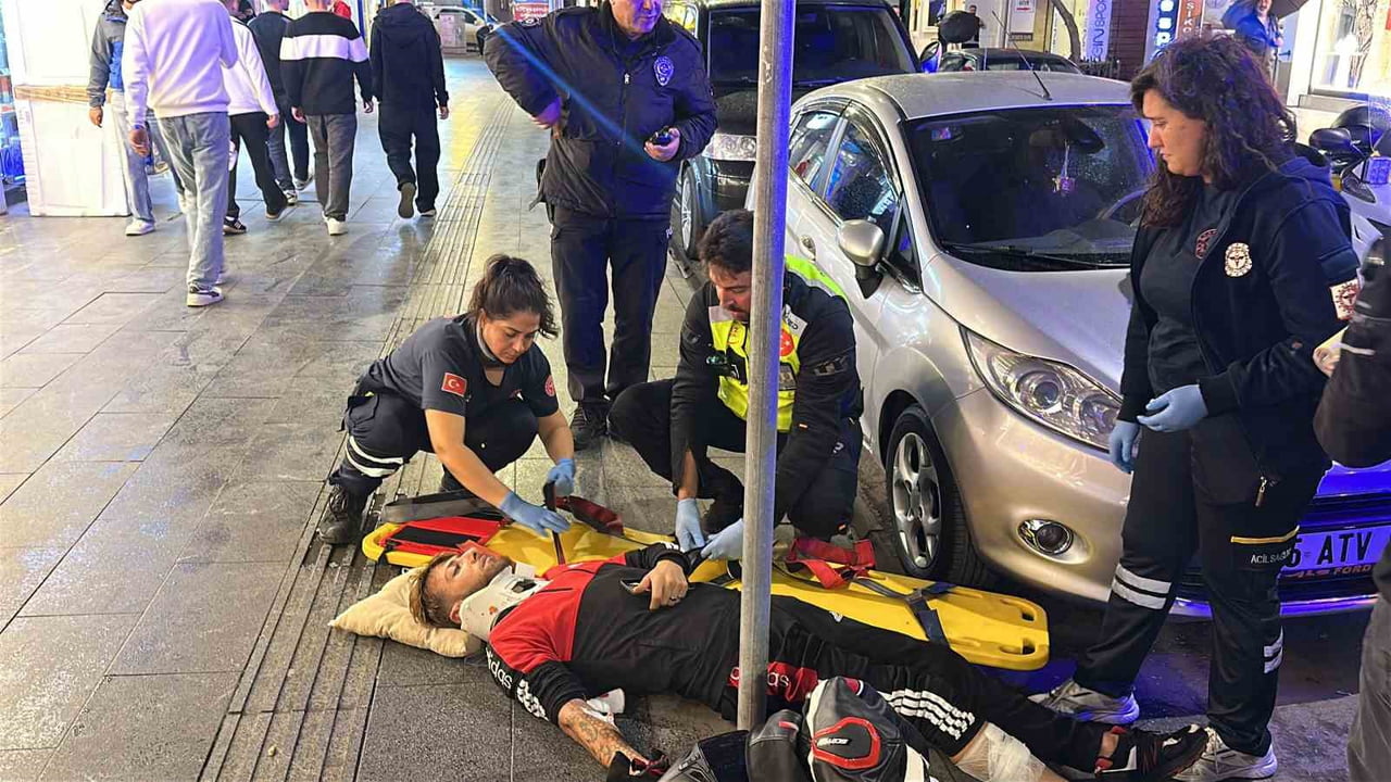 SAMSUN’UN İLKADIM İLÇESİNDE İKİ OTOMOBİLİN ARASINDAN GEÇERKEN ARAÇLARA ÇARPARAK ARADA KALAN...