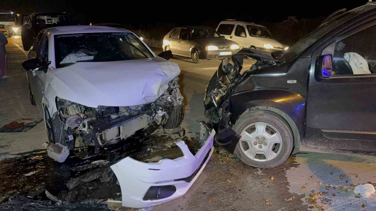 SAMSUN’UN İLKADIM İLÇESİNDE OTOMOBİL İLE HAFİF TİCARİ ARACIN ÇARPIŞTIĞI KAZADA 5 KİŞİ...