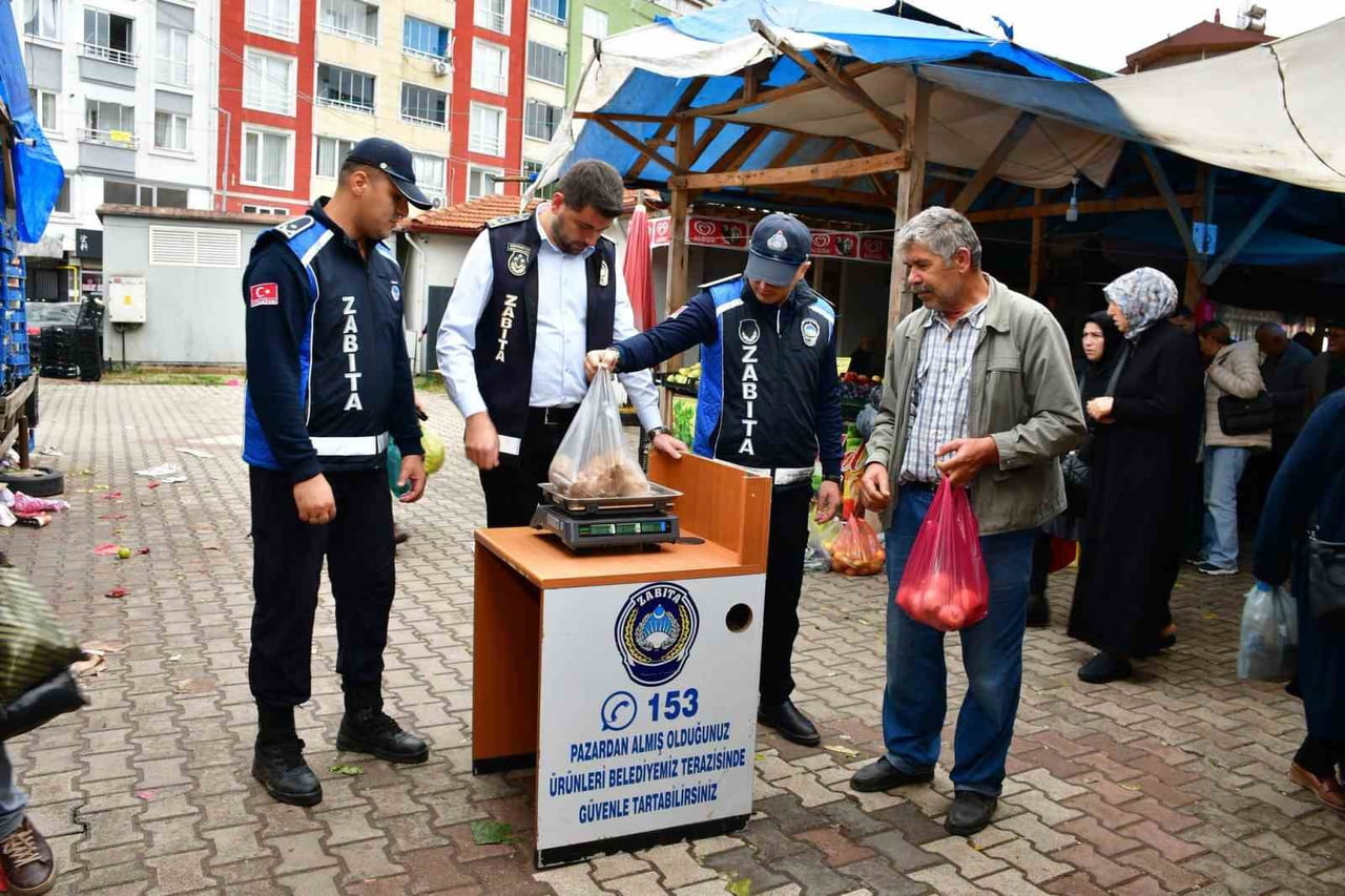 SAMSUN’UN TERME BELEDİYESİ ZABITA MÜDÜRLÜĞÜ EKİPLERİ, VATANDAŞLARIN GÜVENLİ ALIŞVERİŞ YAPABİLMESİ...