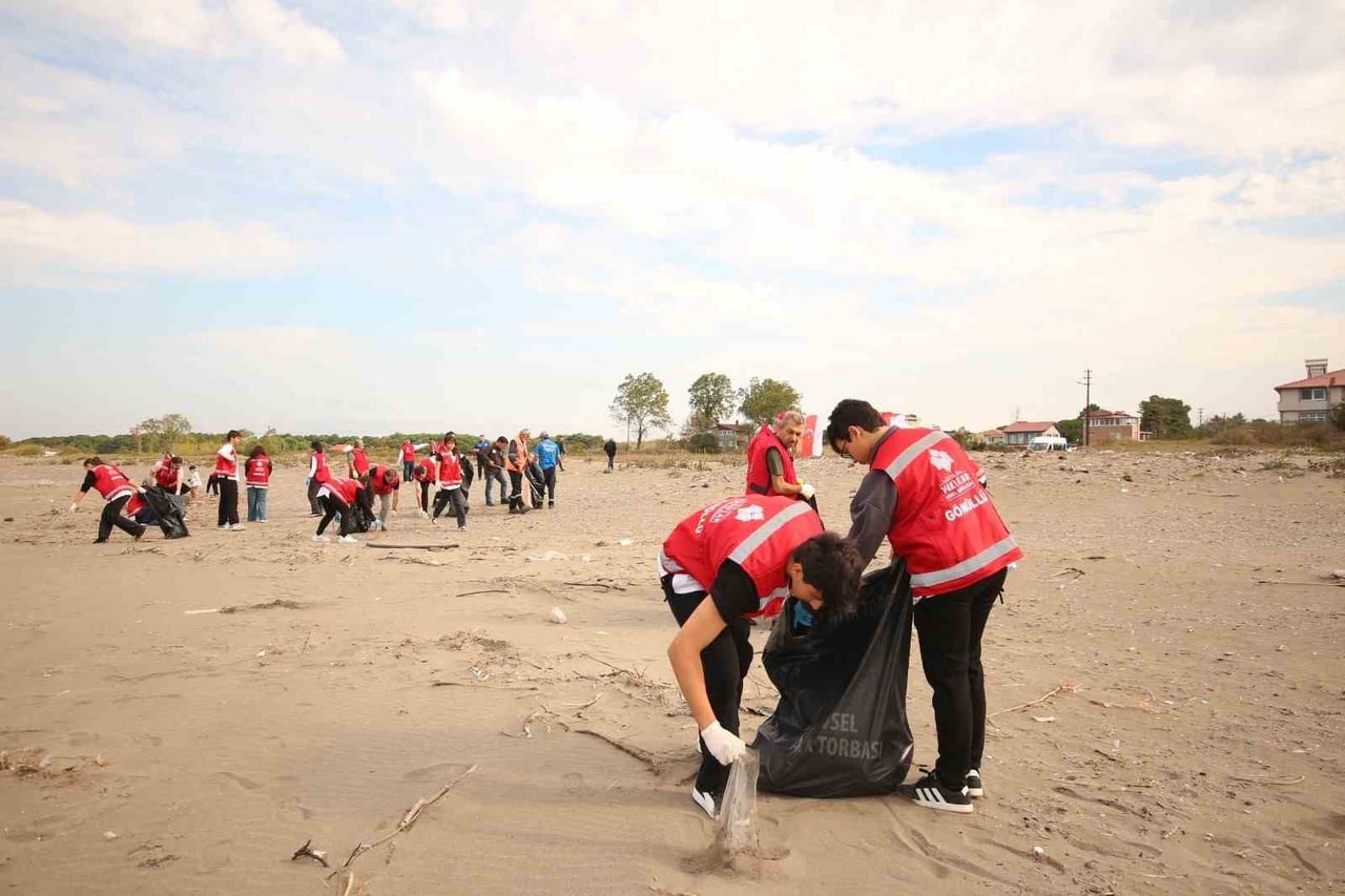 SAMSUN VAKIFLAR BÖLGE MÜDÜRLÜĞÜ, HAYIR ŞARTI GEREĞİ HEM DOĞAYI TEMİZLİYOR HEM DE PİKNİK ALANLARI...