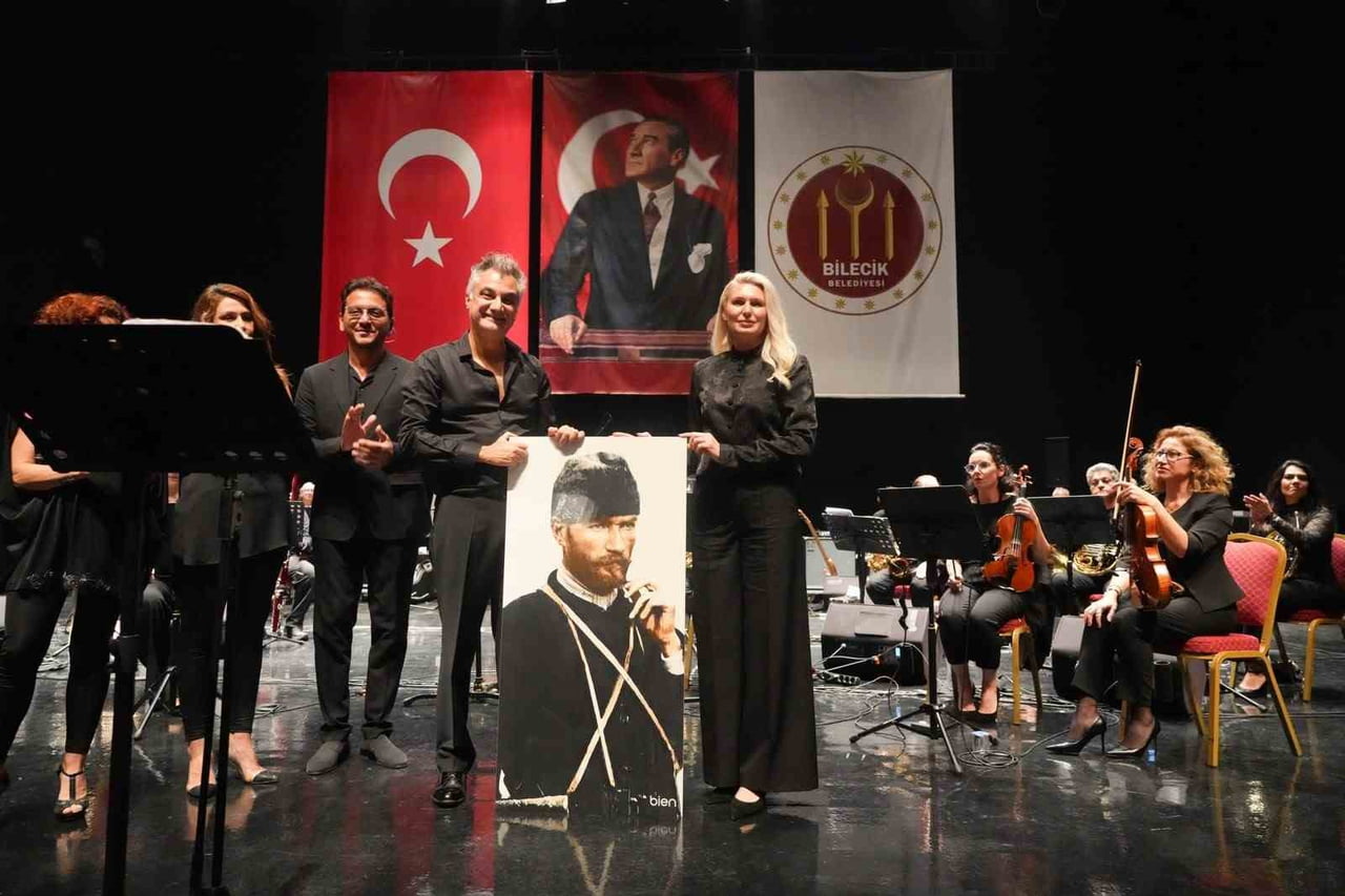 SANATÇI VE ORKESTRA ÜYELERİNE PERFORMANSLARI DOLAYISIYLA TEŞEKKÜR EDEN BAŞKAN SUBAŞI, ÇİÇEK TAKDİM...