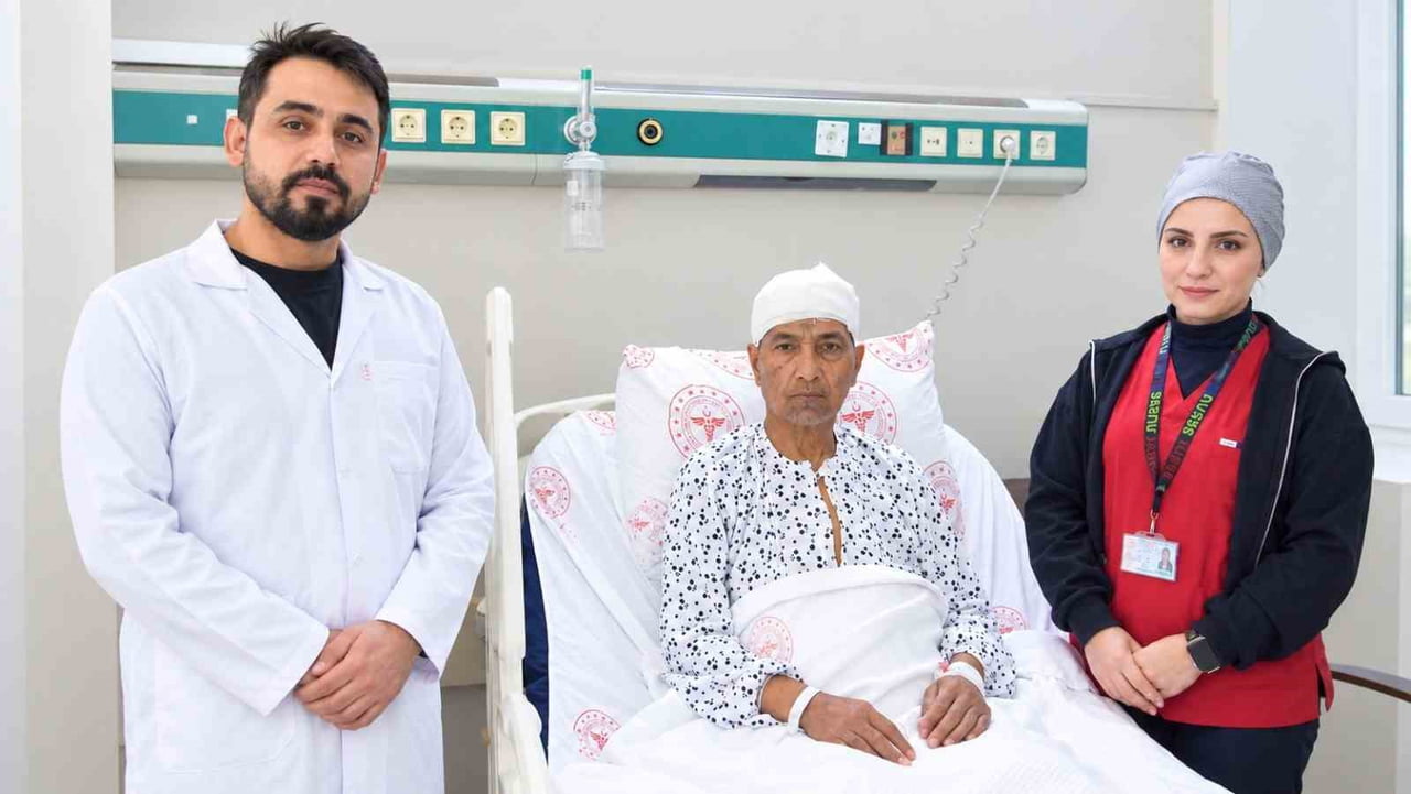 ŞANLIURFA'DA 60 YAŞINDAKİ KADININ BEYNİNDEKİ 10 SANTİMETRELİK KİTLE AMELİYATLA ÇIKARILDI