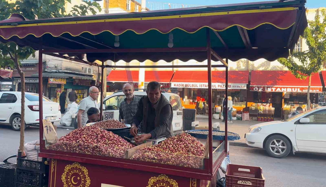 ŞANLIURFA'DA TEZGAHLARDA SATILAN TESCİLLİ KETENKÖYNEĞİ FISTIĞI, ÖZELLİKLE TEKNOFEST DÖNEMİNDE...