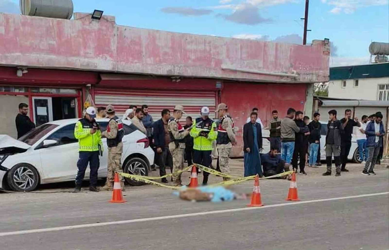 ŞANLIURFA'NIN AKÇAKALE İLÇESİNDE YOLUN KARŞISINA GEÇMEYE ÇALIŞAN 9 YAŞINDAKİ ÇOCUK, OTOMOBİLİN...