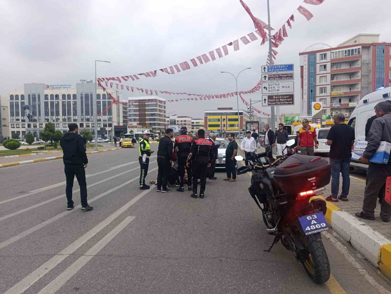 ŞANLIURFA’NIN HALİLİYE İLÇESİNDE OTOMOBİLİN ÇARPTIĞI 16 YAŞINDAKİ ÇOCUK YARALANDI.