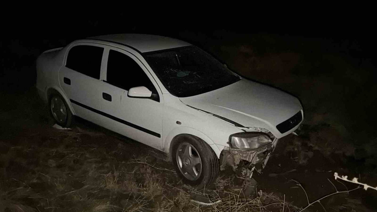 ŞANLIURFA’NIN SİVEREK İLÇESİNDE MEYDANA GELEN TRAFİK KAZASINDA ŞARAMPOLE DEVRİLEN OTOMOBİLDEKİ 3...