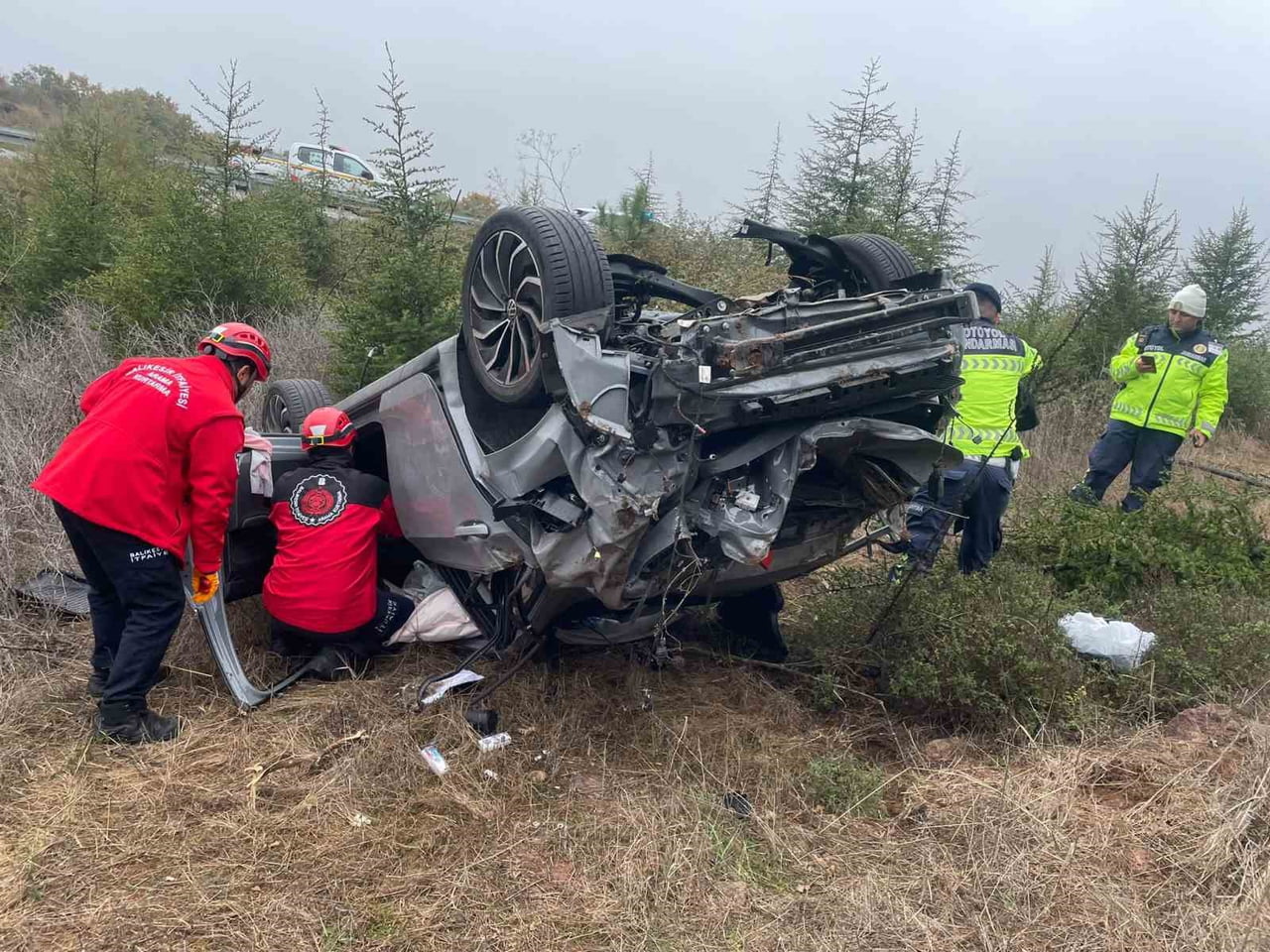 ŞARAMPOLE UÇAN OTOMOBİLDE BULUNAN 1 KİŞİ İTFAİYE EKİPLERİ TARAFINDAN ÇIKARILARAK, 112 SAĞLIK...