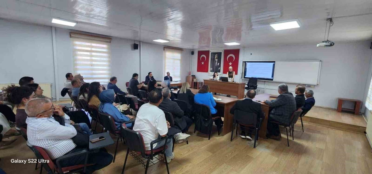 SARIGÖL’DE OKUL MÜDÜRLERİ VE REHBER ÖĞRETMENLERE YÖNELİK DÜZENLENEN EĞİTİMDE, SOSYAL RİSKLERİN...