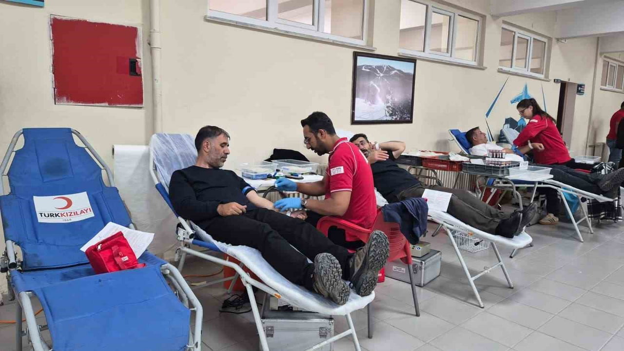 SARIKAMIŞ’TA ÜNİVERSİTE ÖĞRENCİLERİNDEN KIZILAY’A KAN BAĞIŞI DESTEĞİ(KARS-İHA)