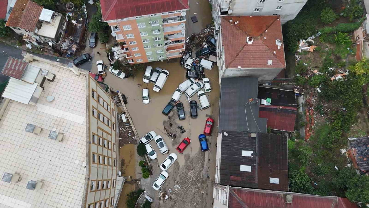 SARIYER'DE ŞİDDETLİ YAĞIŞIN YOL AÇTIĞI HASAR HAVADAN GÖRÜNTÜLENDİ