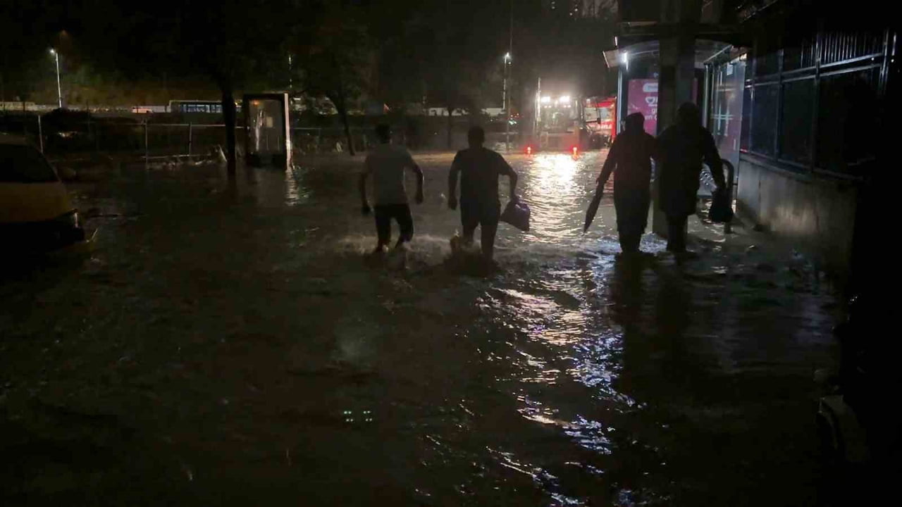 SARIYER AYAZAĞA’DA ETKİLİ OLAN ŞİDDETLİ SAĞANAK YAĞIŞ NEDENİYLE BİRÇOK MAHALLEDE SU BASKINLARI...