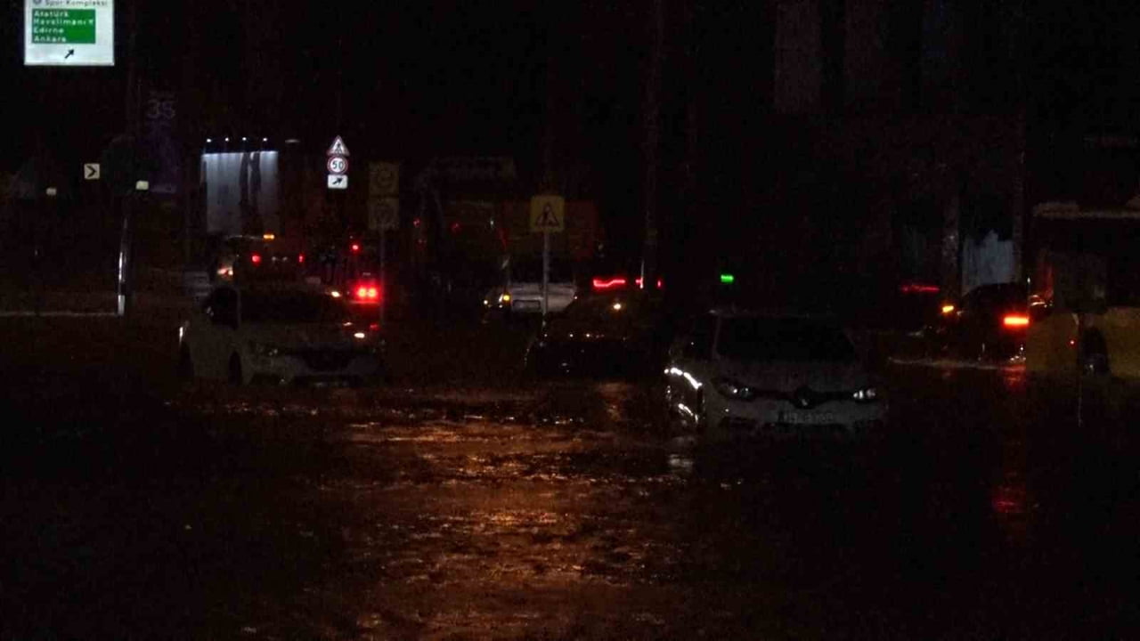 SARIYER AYAZAĞA’DA ETKİLİ OLAN ŞİDDETLİ SAĞANAK YAĞIŞ NEDENİYLE KEMERBURGAZ CADDESİ GÖLE DÖNDÜ....