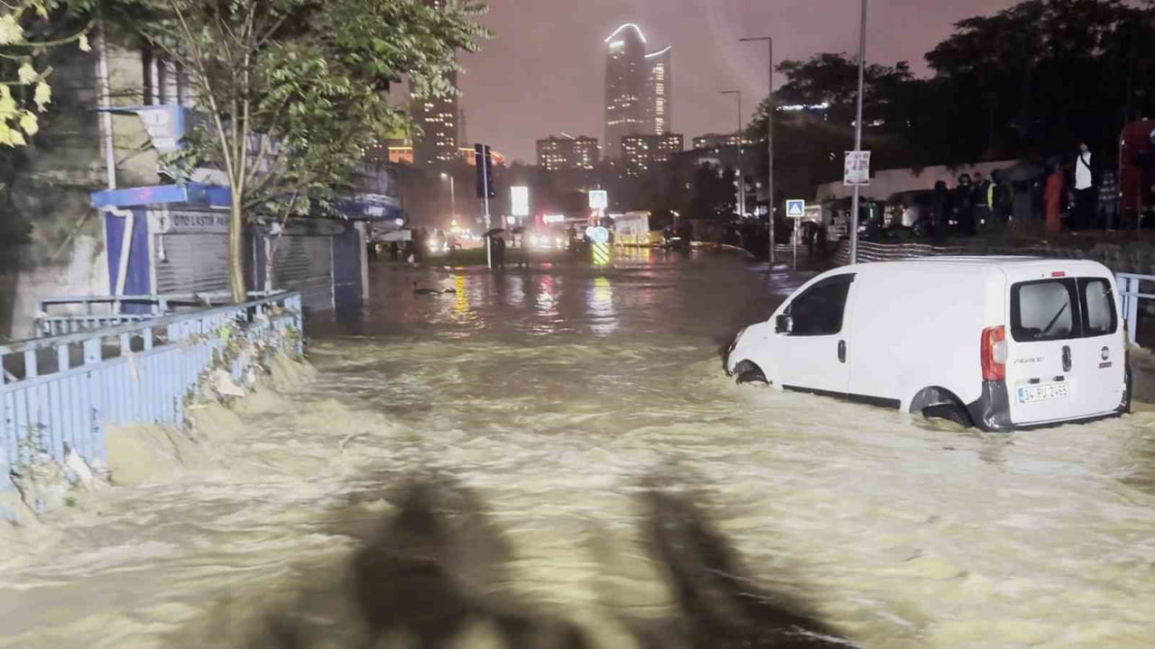 SARIYER AYAZAĞA’DA ŞİDDETLİ YAĞIŞIN ARDINDAN CADDE ÜZERİNDEKİ İŞ YERLERİNİ SU BASTI. BÖLGEDE...