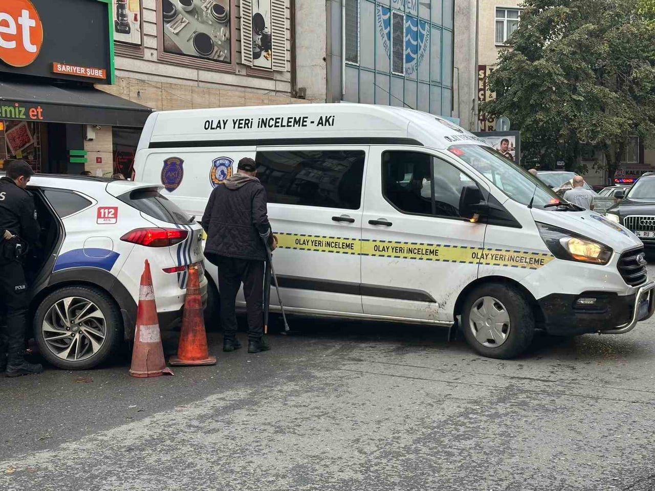 SARIYER’DE BİR İŞ YERİNE MOTOSİKLETLİ İKİ ŞAHIS TARAFINDAN SİLAHLI SALDIRI DÜZENLENDİ. OLAYDA, 1...