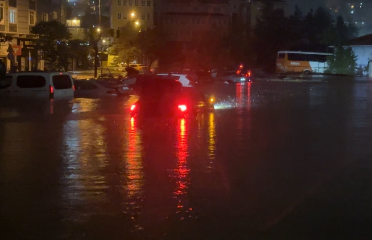 SARIYER’DE BULUNAN AÇIK OTOPARK’TA ARAÇLAR SULAR İÇİNDE KALDI. BİR SÜRÜCÜ DE ARACIN İÇİNDE MAHSUR...