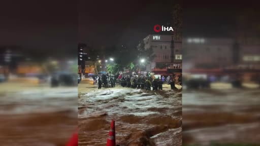 Sarıyer’de dere taştı: Araçlar sürüklendi, mahsur kalanlar halatlarla kurtarıldı