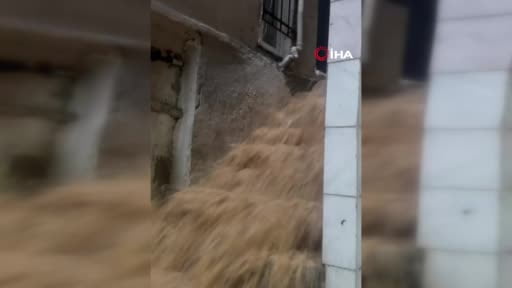Sarıyer’de dere taştı: Araçlar sürüklendi, mahsur kalanlar halatlarla kurtarıldı