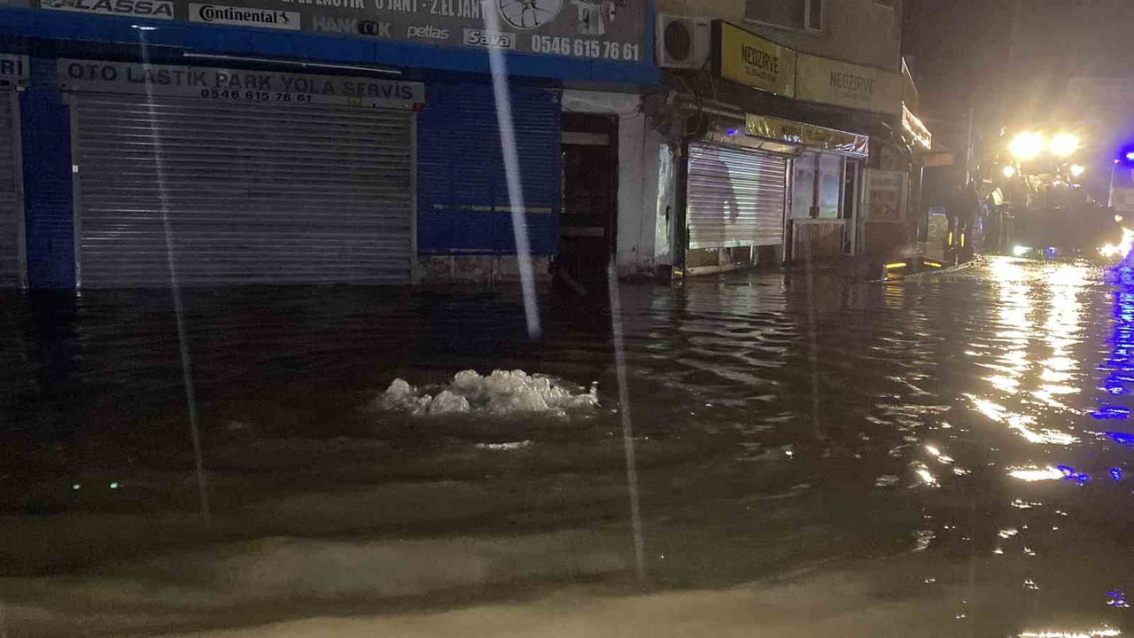 SARIYER’DE ETKİLİ OLAN ŞİDDETLİ SAĞANAK YAĞIŞIN ARDINDAN OLUŞAN SELDE KARŞIDAN KARŞIYA GEÇMEYE...