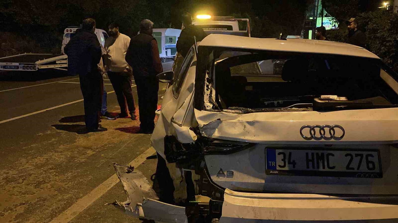 SARIYER’DE KARŞI YÖNDEN HIZLA GELEN ARACIN, SEYİR HALİNDEKİ OTOMOBİLİ SIKIŞTIRMASI SONUCU...