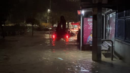 Sarıyer’de sağanakta mahsur kalan vatandaşlar kepçe ile kurtarıldı