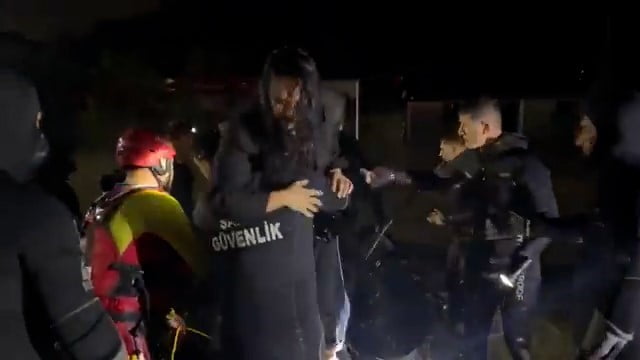 SARIYER İLÇESİ AYAZAĞA MAHALLESİ’NDEKİ STÜDYODA MAHSUR KALAN OYUNCU DEMET ÖZDEMİR, SAHİL GÜVENLİK...