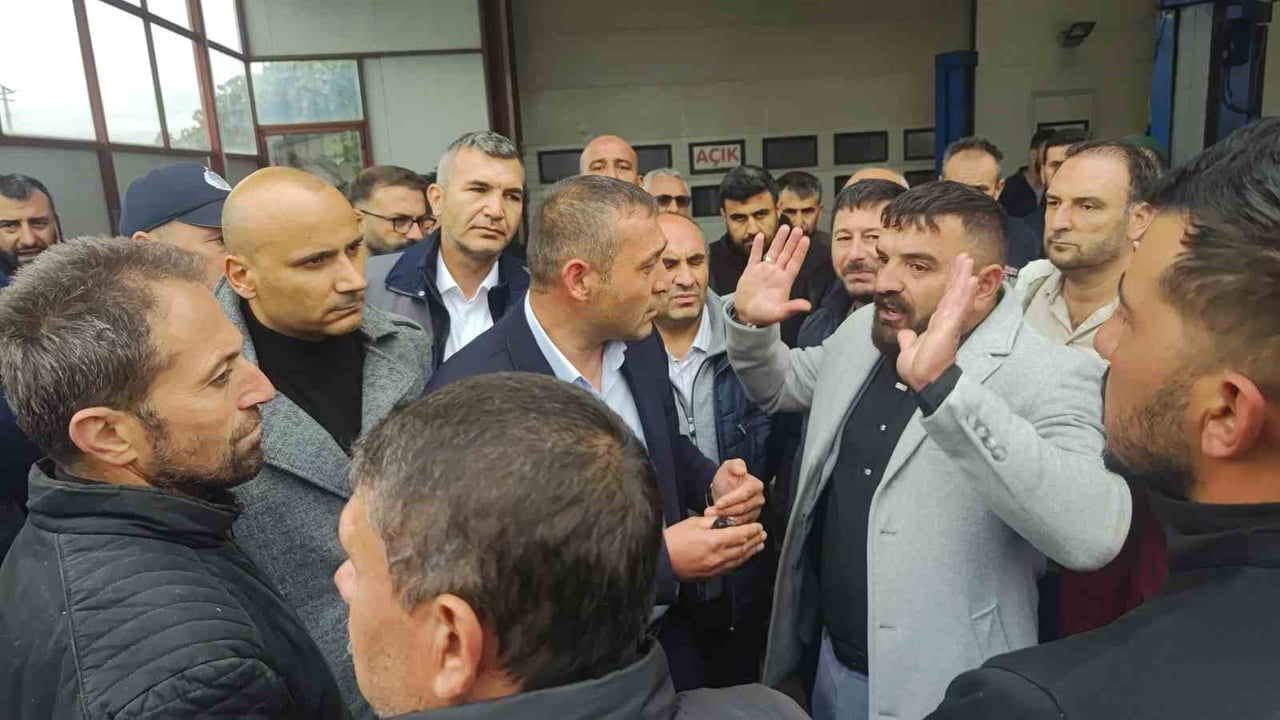 ŞARKIŞLA ESNAF ODASI BAŞKANI AHMET ÖZER (ORTADA)