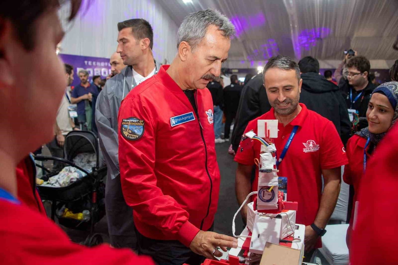 SAVUNMA SANAYİİ BAŞKANI HALUK GÖRGÜN, "ROBOTLARIYLA, DRONLARIYLA GELECEĞE UZANAN GENÇ MÜHENDİS...